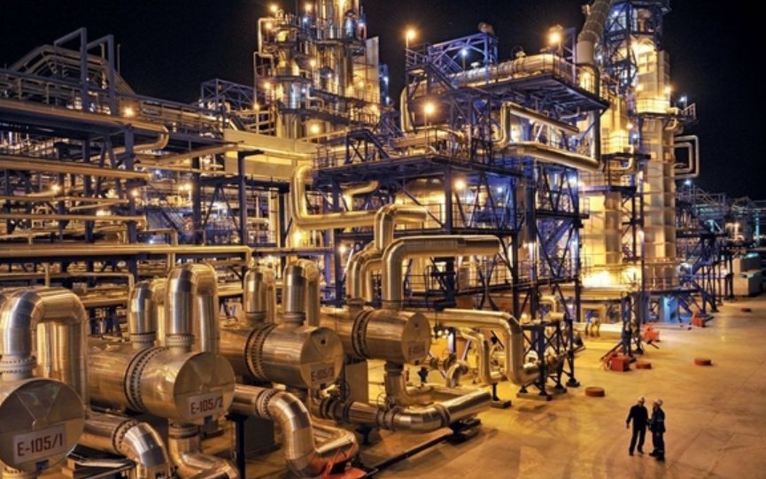 Технологические установки нефтеперерабатывающего завода ночью Технологические установки нефтеперерабатывающего завода ночью