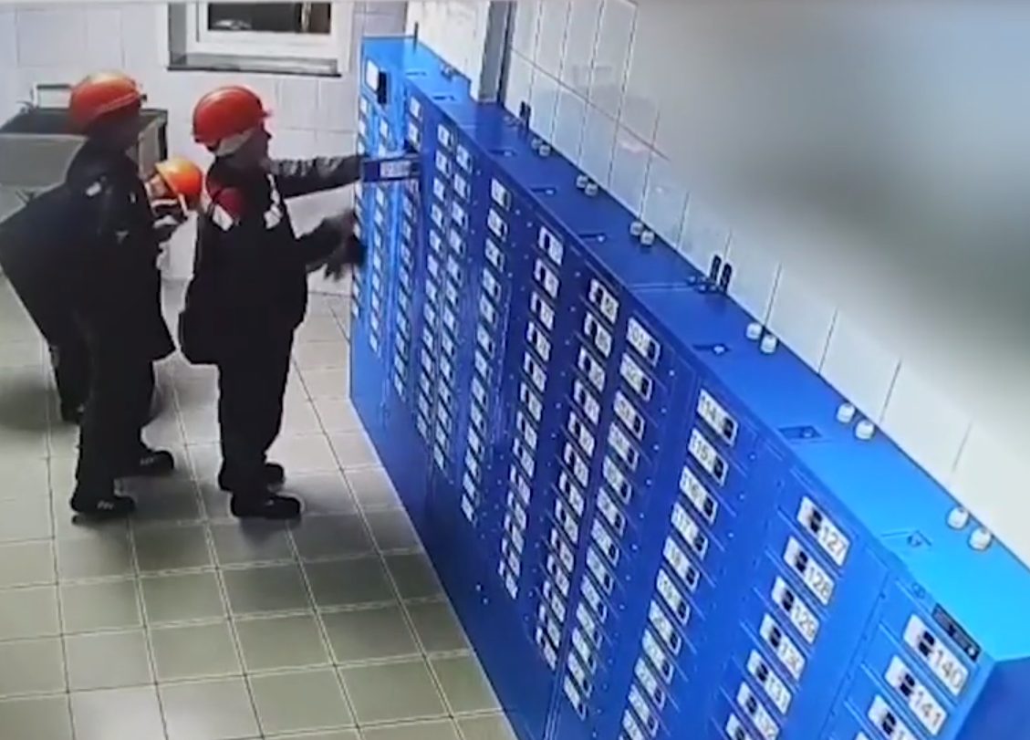 Сотрудники получают персональные теги из постамата RealTrac перед сменой Сотрудники получают персональные теги из постамата RealTrac перед сменой