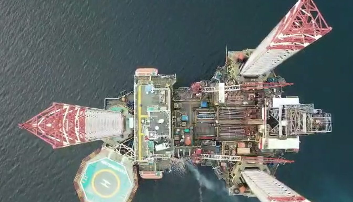 Морская буровая платформа с вертолётной площадкой, вид сверху Морская буровая платформа с вертолётной площадкой, вид сверху